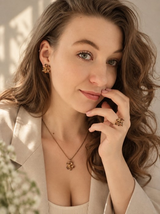 Klipsy magnolie brązowe.