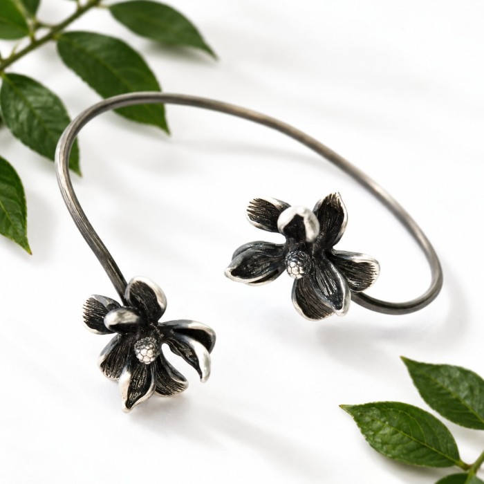Bransoletka z magnoliami.